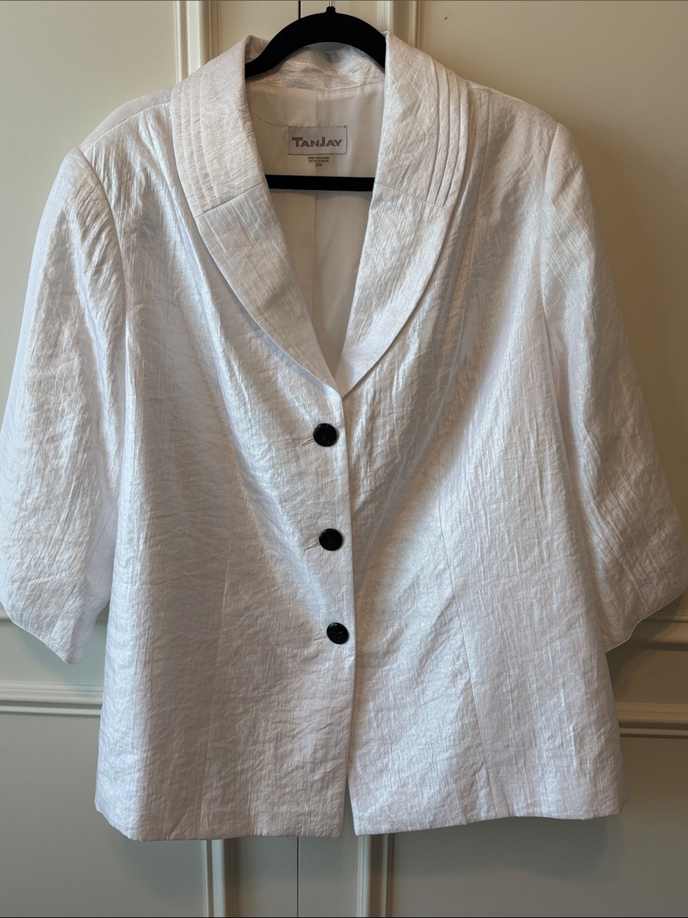 TanJay White Shawl Collar Three-Button Jacket